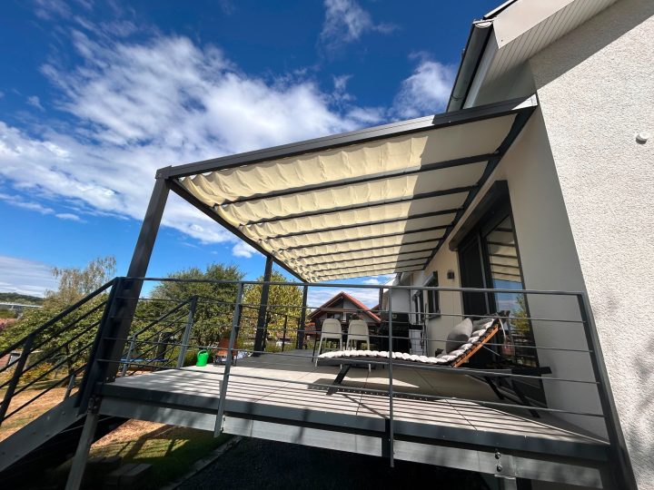 Aluminiumüberdachung mit Segelbahnen als Beschattung.