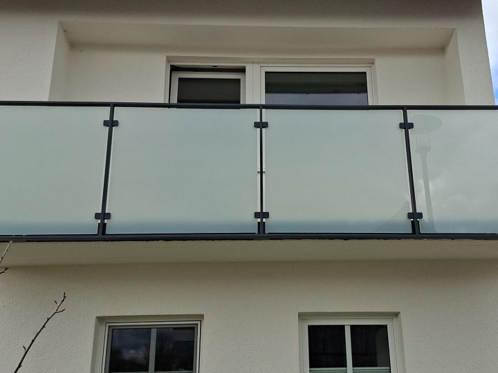 Glasgeländer mit Stahlrahmen , Pulverbeschichtet.
