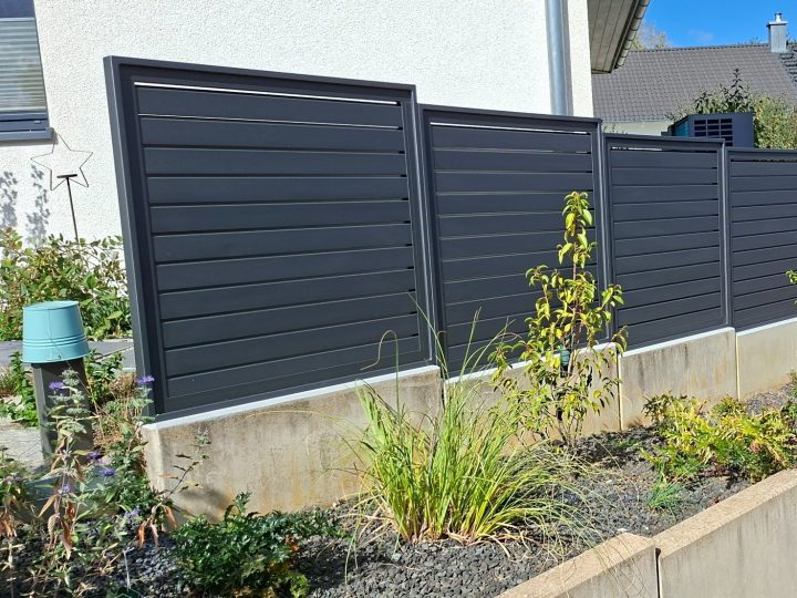 Sichtschutz, Rahmen aus Stahl, Füllung in Rohmbusleisten aus Aluminium.