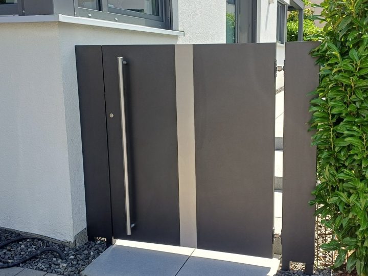 Gartentüre aus Aluminium mit Edelstahldetails.