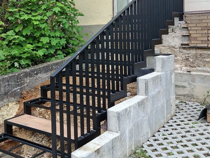 Geländer direkt auf Treppenwange aufgeschweisst.