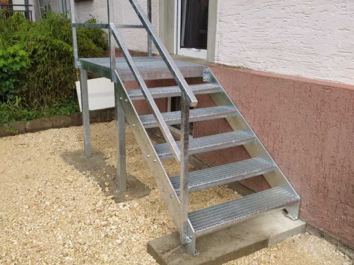 Treppe mit Geländer, verzinkt