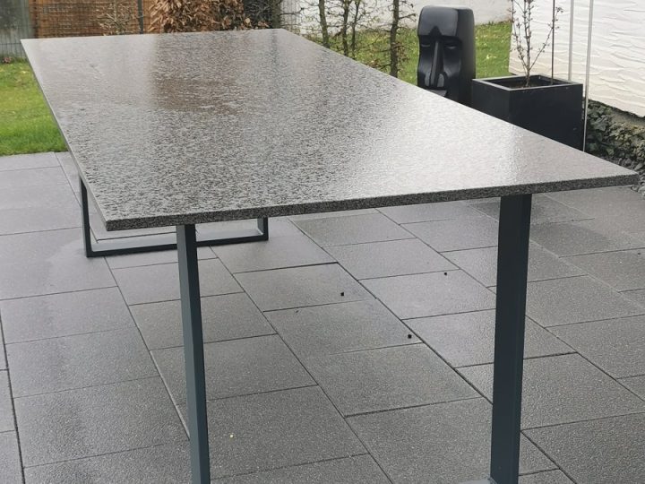 Tisch mit Steinplatte