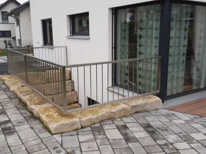 Edelstahlgeländer mit Rundstahlfüllung um den Lichthof