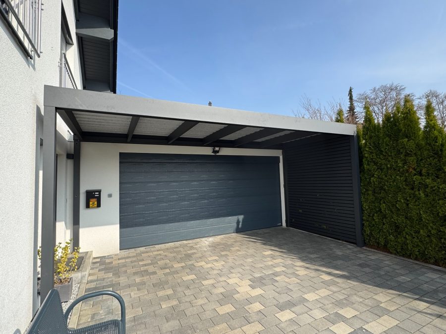 Carport aus Aluminium mit Trapezblech