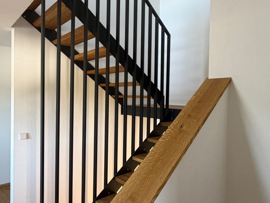 Harfengeländer aus pulverbeschichtetem Stahl in Hüttlingen.